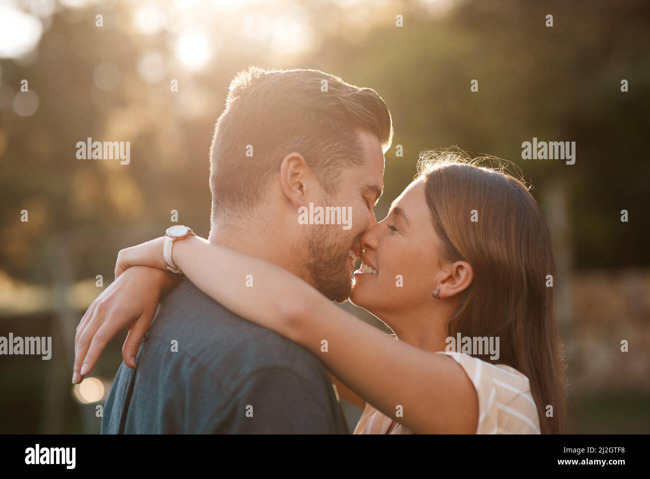 J'espère que notre histoire d'amour ne se termine jamais. Photo d'un couple affectueux qui passe la journée à l'extérieur. Banque D'Images