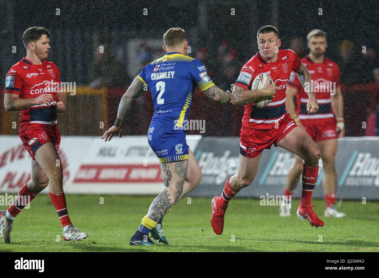 Shaun Kenny-Dowall #4 de Hull KR faisant sa 50th apparition consécutive pour Hull KR semble dépasser Josh Charnley #2 de Warrington Wolves in, le 4/1/2022. (Photo de David Greaves photos/ via/News Images/Sipa USA) Credit: SIPA USA/Alay Live News Banque D'Images