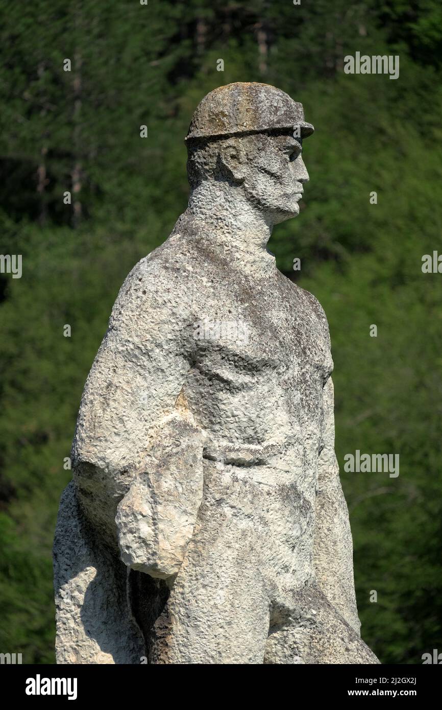 ZGORIGRAD, BULGARIE - 06 AOÛT 2017 : sculpture d'un ouvrier avec casque en style socialiste réaliste près de Zgorigrad, Bulgarie Banque D'Images