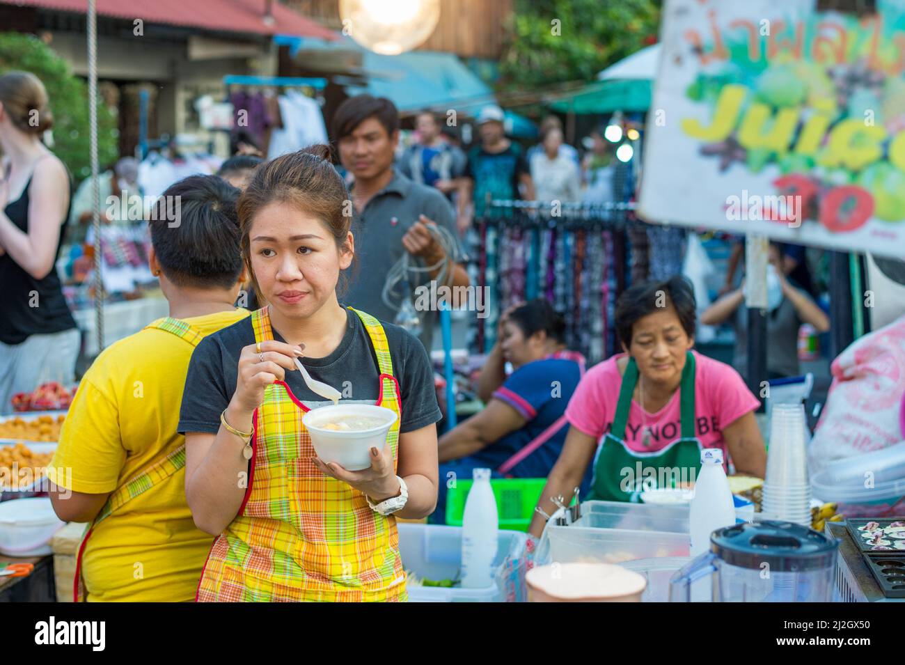 Marché le samedi soir à Chiang Mai. Cette ancienne ville possède plusieurs marchés célèbres et est une destination de voyage populaire dans le nord de la Thaïlande. Banque D'Images