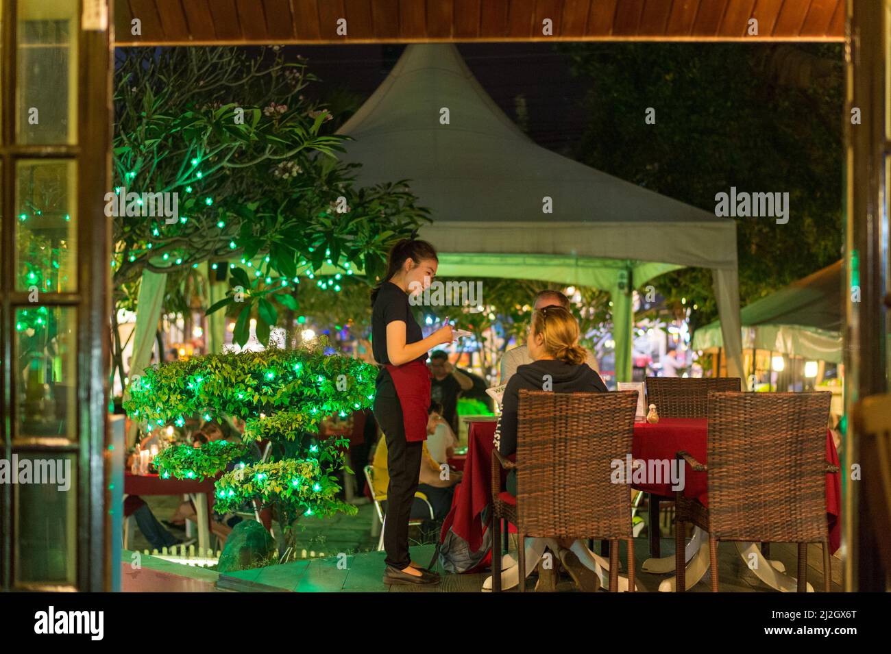 Scène urbaine de Chiang Mai la nuit. Cette ancienne ville est une destination de voyage populaire dans le nord de la Thaïlande. Banque D'Images