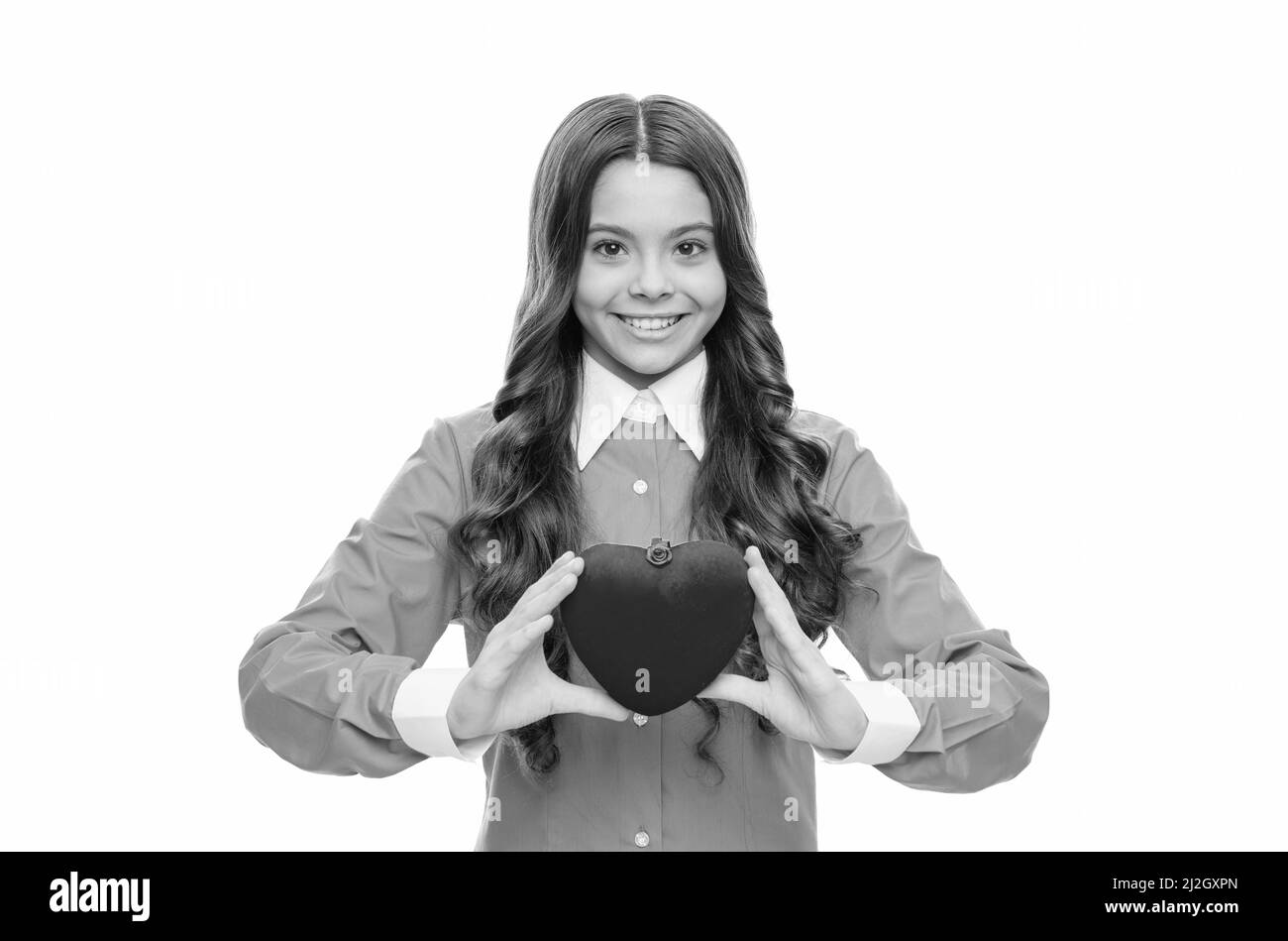 Voir les symptômes et vous connaître.Un enfant heureux tient le cœur rouge.Cardiologie pédiatrique.Soins pédiatriques Banque D'Images