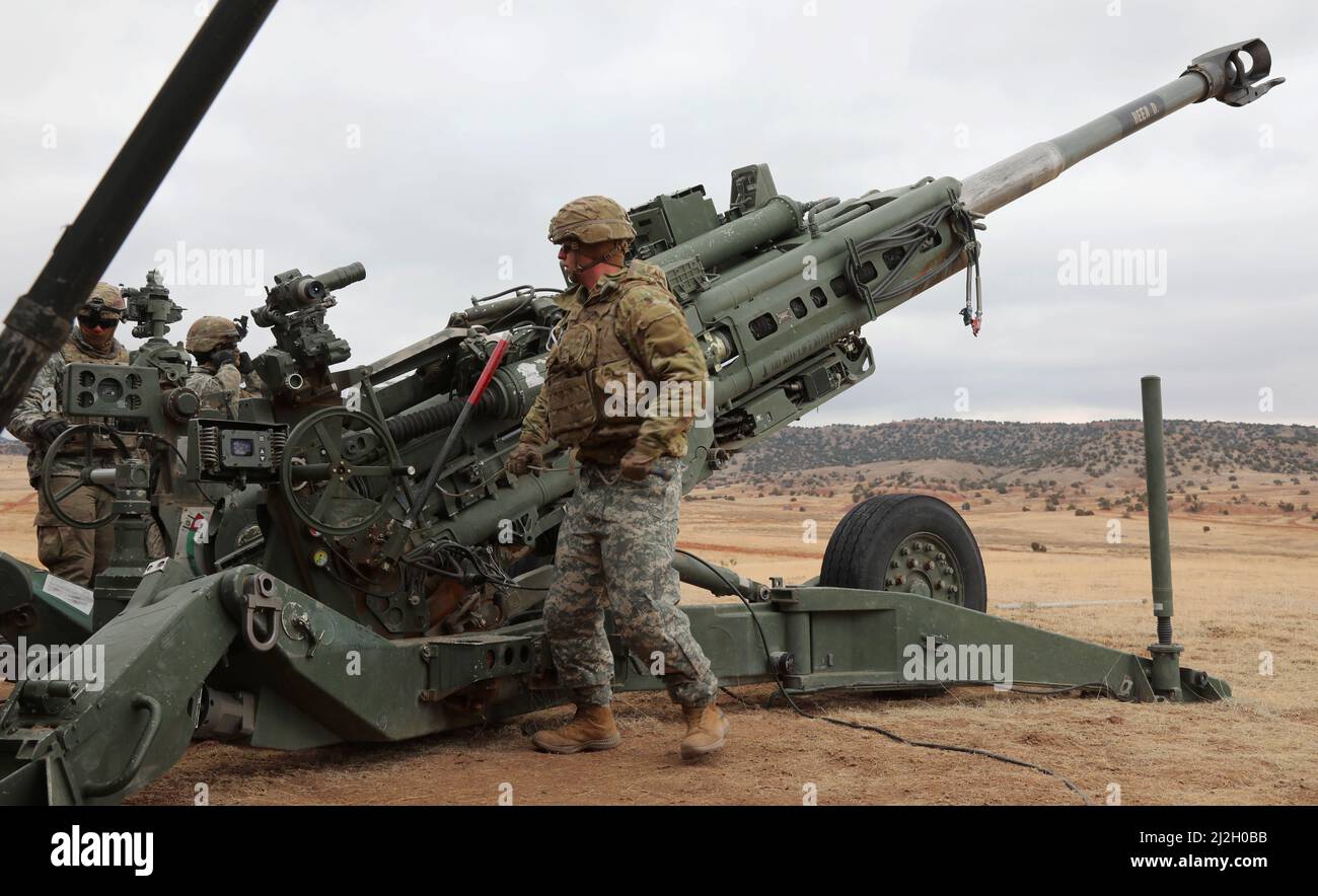 Les soldats du 2nd Bataillon, 77th Régiment d'artillerie de campagne, 2nd équipe de combat de la Brigade Stryker, 4th Division d'infanterie, se préparent à tirer un Howitzer M777 dans le cadre de l'opération Steel Eagle le 30 mars à fort Carson, Colorado. L'opération Steel Eagle a rassemblé plusieurs bataillons au sein de la brigade pour s'entraîner dans les missions d'incendie, l'insertion et le déplacement vers les postes d'observation. (É.-U. Photo de l'armée par le Sgt. Gabrielle Pena) Banque D'Images