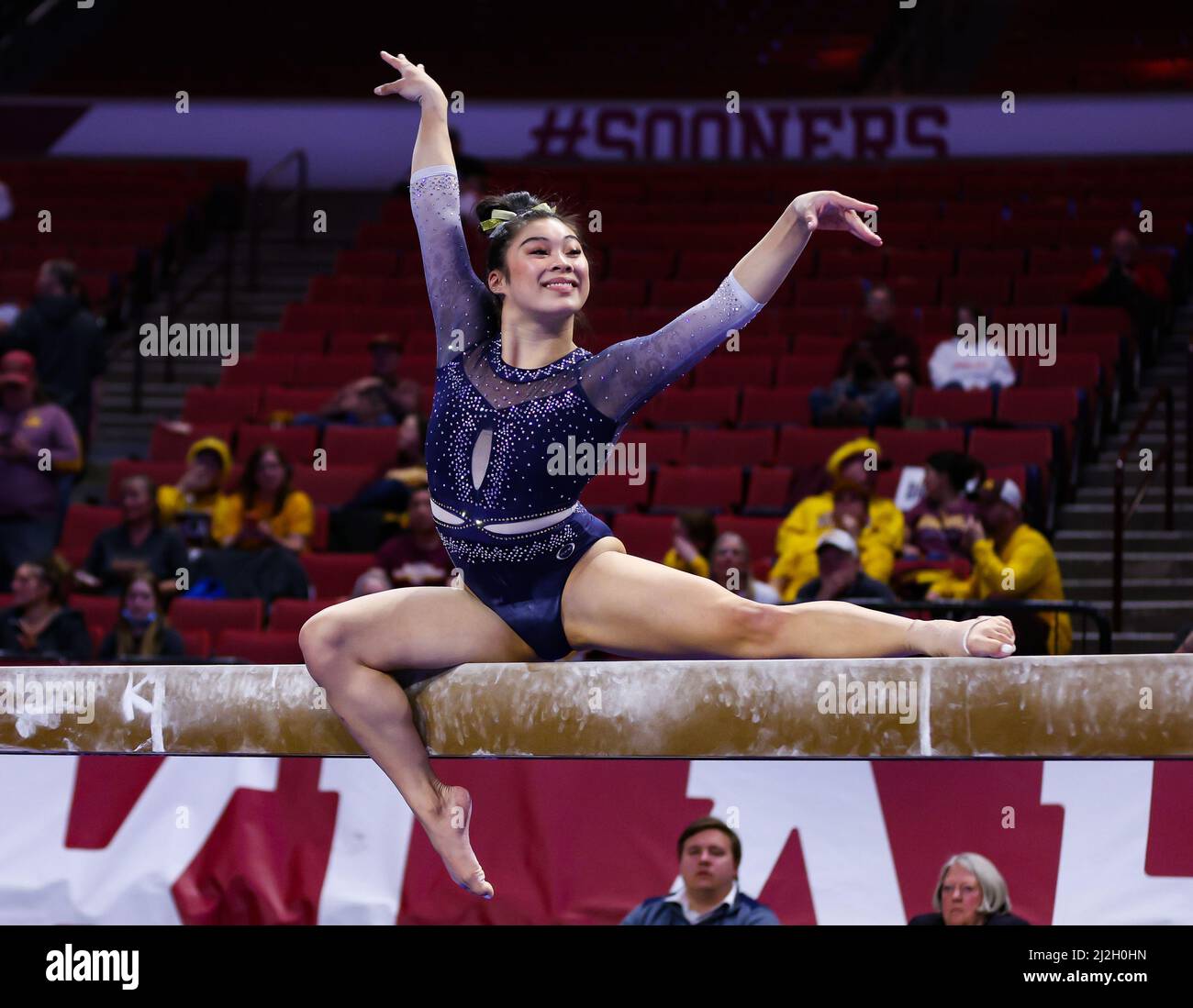 Norman, OK, États-Unis. 31st mars 2022. Mya Lauzon de Californie concurrence sur le faisceau de balance pendant la session 2 de la NCAA Women's Gym Norman Regional au Lloyd Noble Centre à Norman, OK. Kyle Okita/CSM/Alamy Live News Banque D'Images