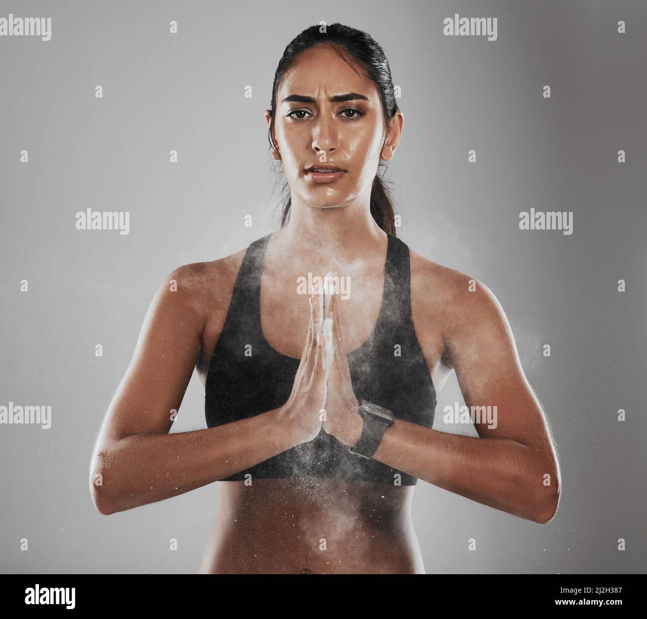 Soyez la bête dont vous avez peur. Photo courte d'une belle jeune femme en dépoussiérant ses mains avec de la poudre de talc. Banque D'Images