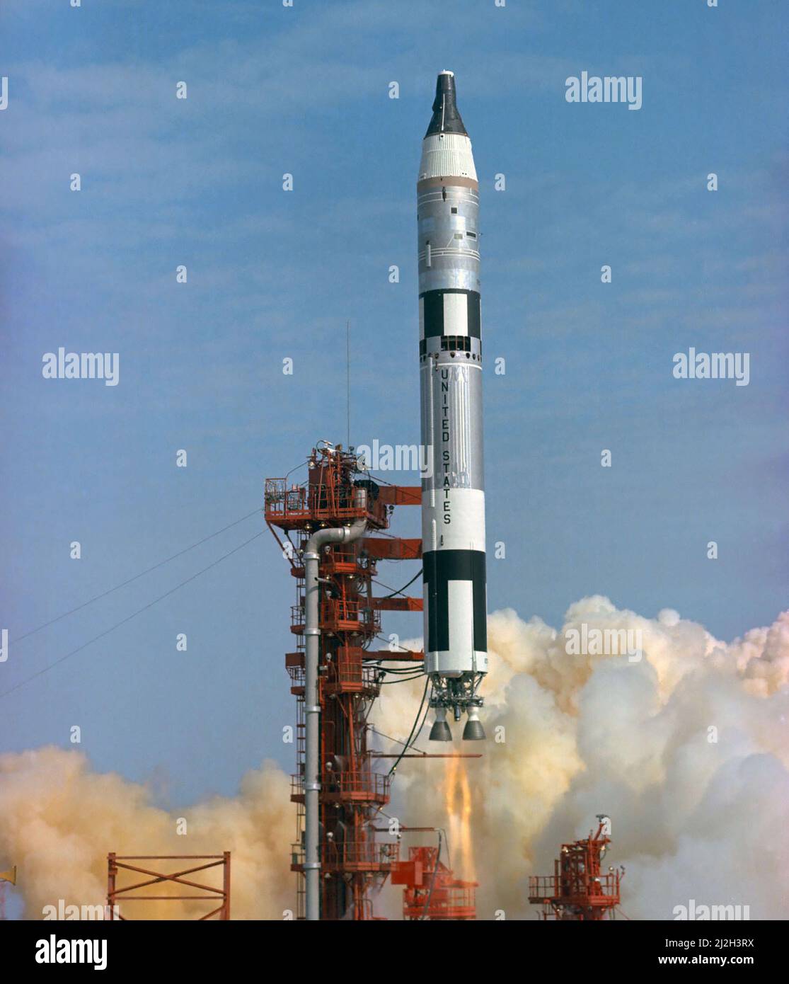Lancement du premier vol Gemini. Le Gemini-Titan 3 s'est levé du PAD 19 à 9 h 24 (HNE) le 23 mars 1965. Le vaisseau Gemini-3, « Molly Brown », transporta les astronautes Virgile I. Grissom, pilote de commandement, et John W. Young, pilote, sur trois orbites de la Terre. Banque D'Images