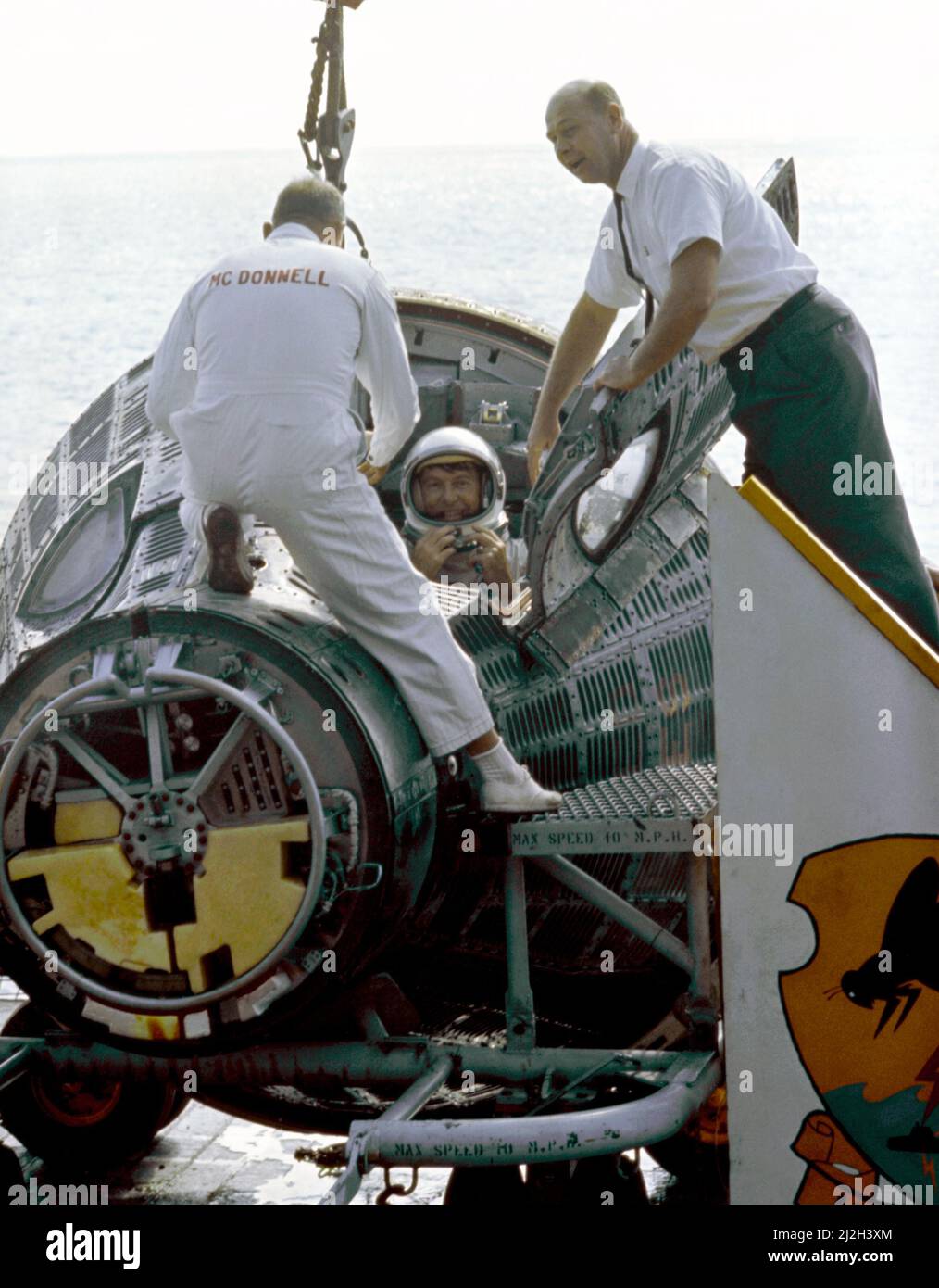L'astronaute Walter Schirra dans l'engin spatial Gemini VI alors que lui et l'astronaute Thomas Stafford (non en vue) arrivent à bord du porte-avions U.S.S. Moraillons après leur splashdown. Banque D'Images