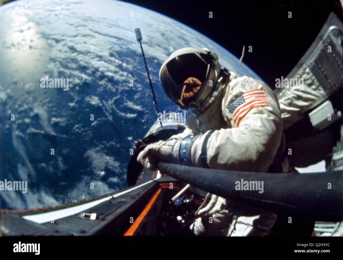 L'astronaute Edwin E. Aldrin., Jr., pilote du vol spatial Gemini 12, effectue une activité extravéhiculaire de standup pendant le premier jour de la mission de 4 jours dans l'espace. Le pilote de commandement de la mission Gemini 12, le dernier de la série Gemini, était l'astronaute James A. Lovell, Jr. Gemini 12 est amarré au véhicule d'amarrage cible d'Agena en arrière-plan. Banque D'Images