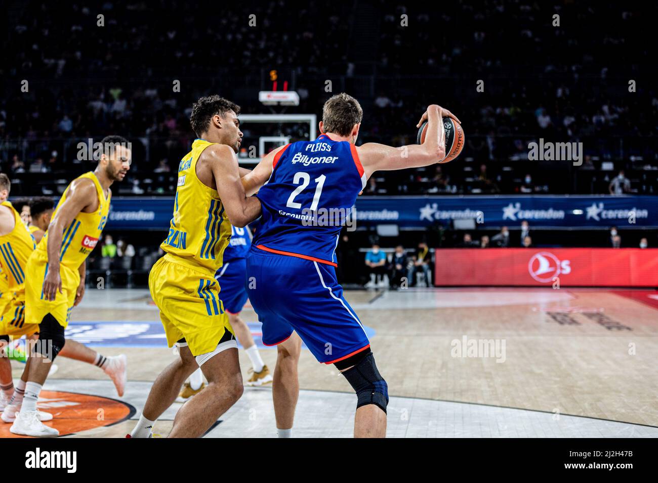 Istanbul, Turquie. 01st avril 2022. Oscar Da Silva (L2) d'Alba Berlin et Tibor Pléiss (R) d'Anadolu Efes Istanbul vu en action pendant la série 33 de la saison régulière EuroLeague 2021/2022 de Turkish Airlines au dôme Sinan Erdem. Note finale; Anadolu Efes 87:77 Alba Berlin. (Photo de Nicholas Muller/SOPA Images/Sipa USA) crédit: SIPA USA/Alay Live News Banque D'Images