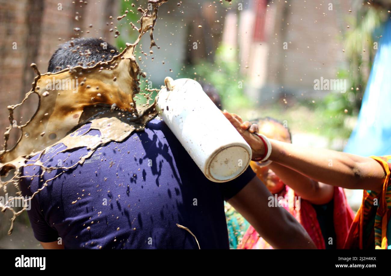Festival de boue au sein de la communauté hindoue au Bangladesh, en Asie du Sud Banque D'Images
