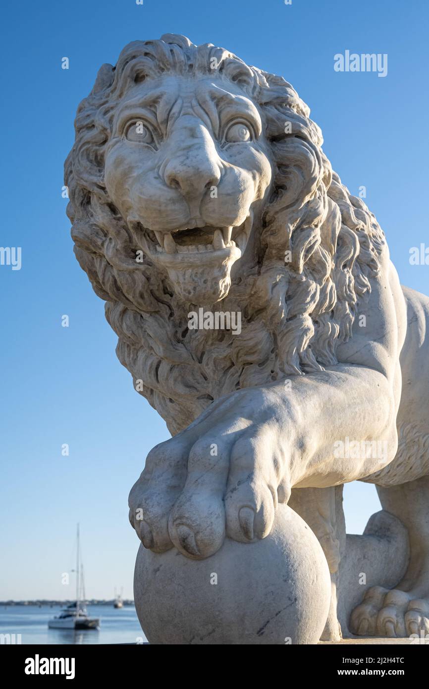 Statue de lion de marbre blanc Carrare au pont des Lions sur le front de mer de la baie Matanzas, dans la vieille ville historique de Saint Augustine, Floride. (ÉTATS-UNIS) Banque D'Images