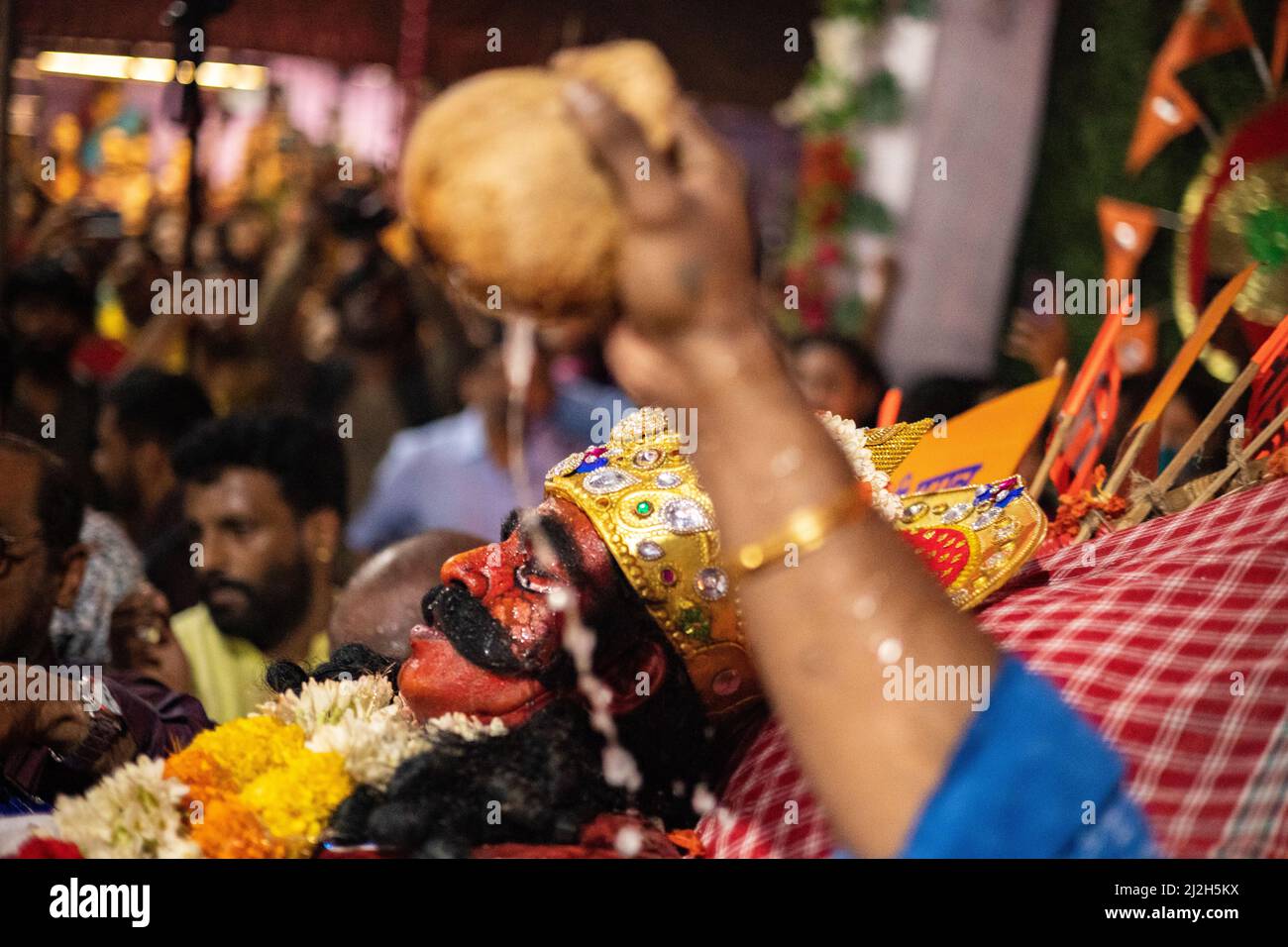 Danse folklorique annuelle de Virabhadra au temple de Vithoba, Ponda, Goa se termine avec la noix de coco cassée sur la tête de Virabhadra et l'eau enduite sur son visage. Banque D'Images