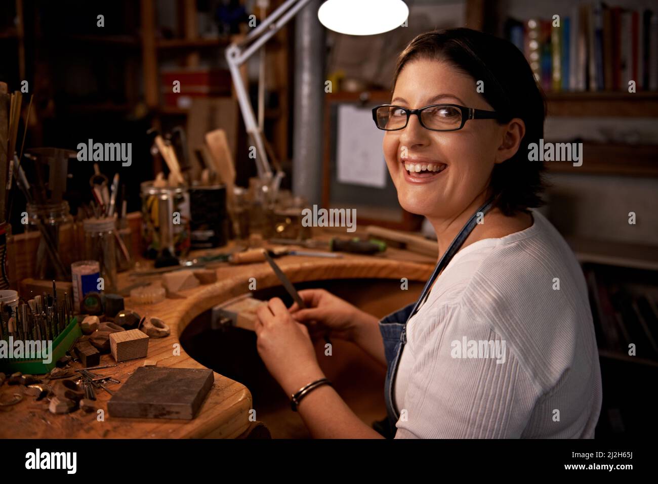 Mon genre de thérapie. Un artiste créant quelque chose de bois. Banque D'Images