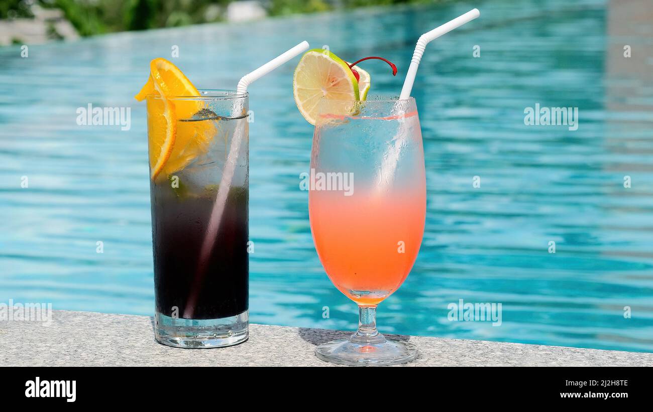 Vacances, été, vacances, complexe de luxe. Deux verres avec cocktails tropicaux Banque D'Images