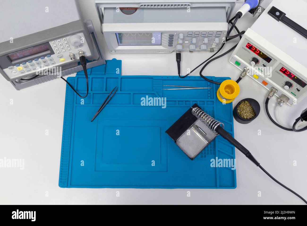 Alimentations et appareils de mesure électroniques en laboratoire. Instruments de mesure électroniques en laboratoire scientifique. Banque D'Images