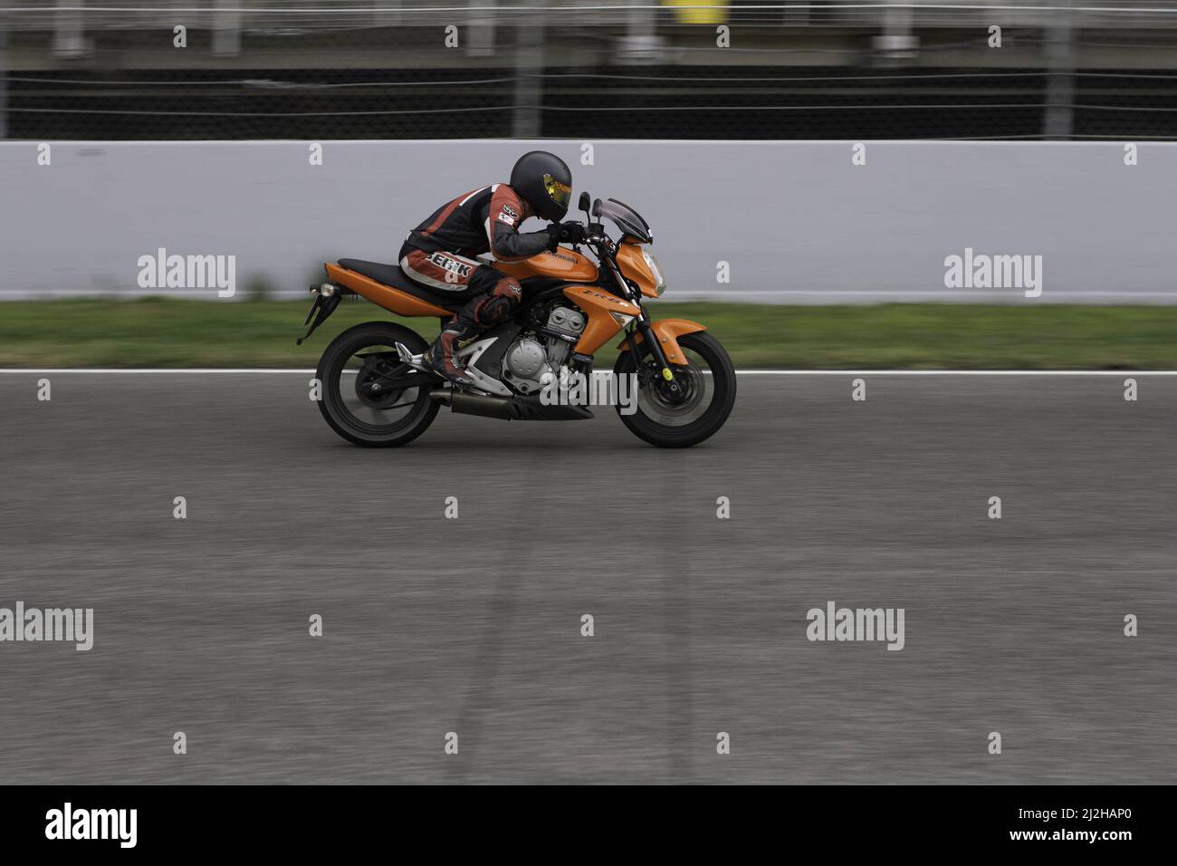 Un motard japonais rouge en course à pied sur la piste Banque D'Images
