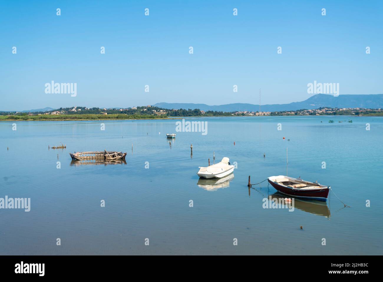 Grèce, île de Corfou, petits bateaux ancrés sur le lac Banque D'Images