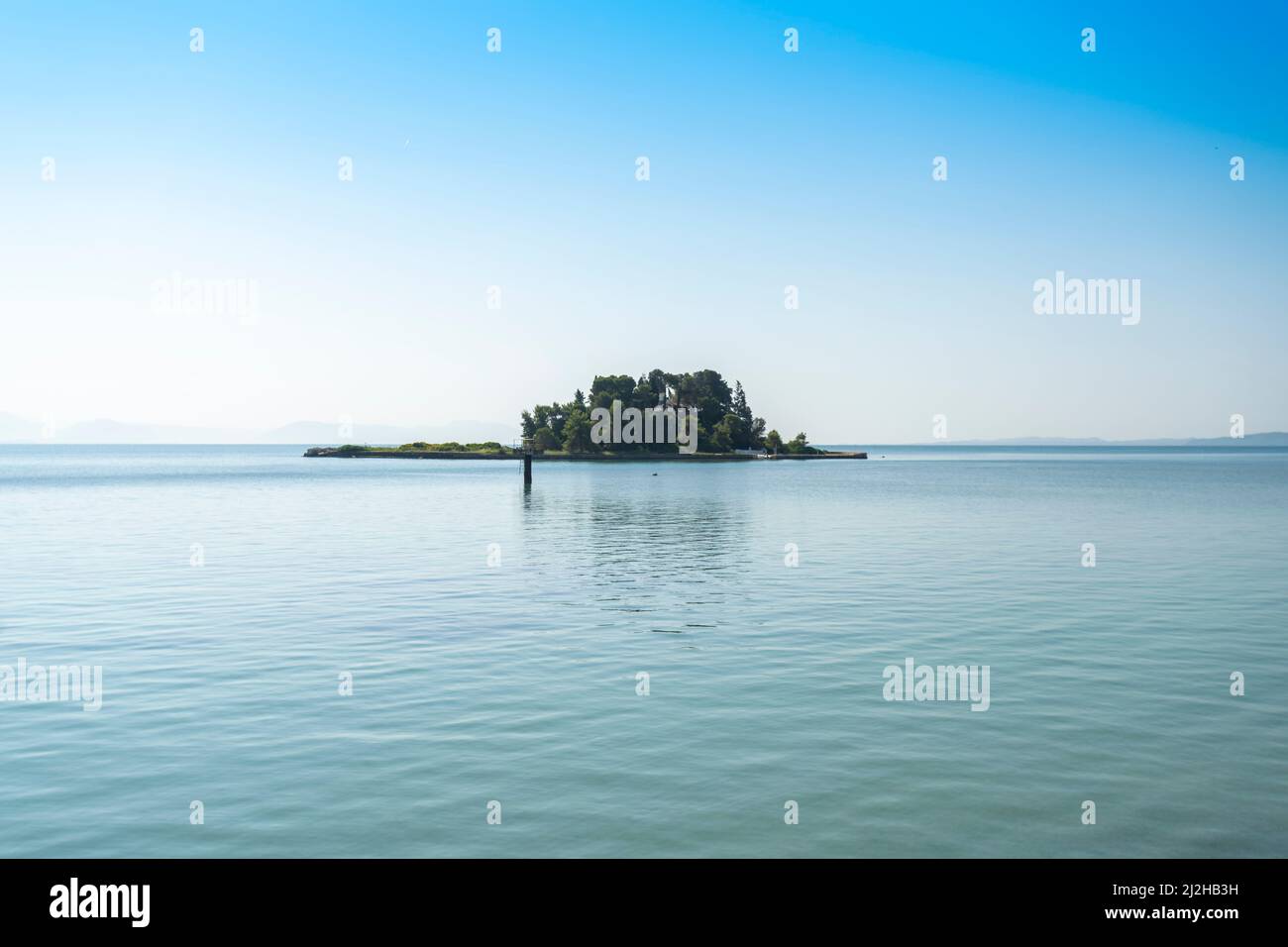 Grèce, Ilet de Pontikonisi sur une mer calme Banque D'Images