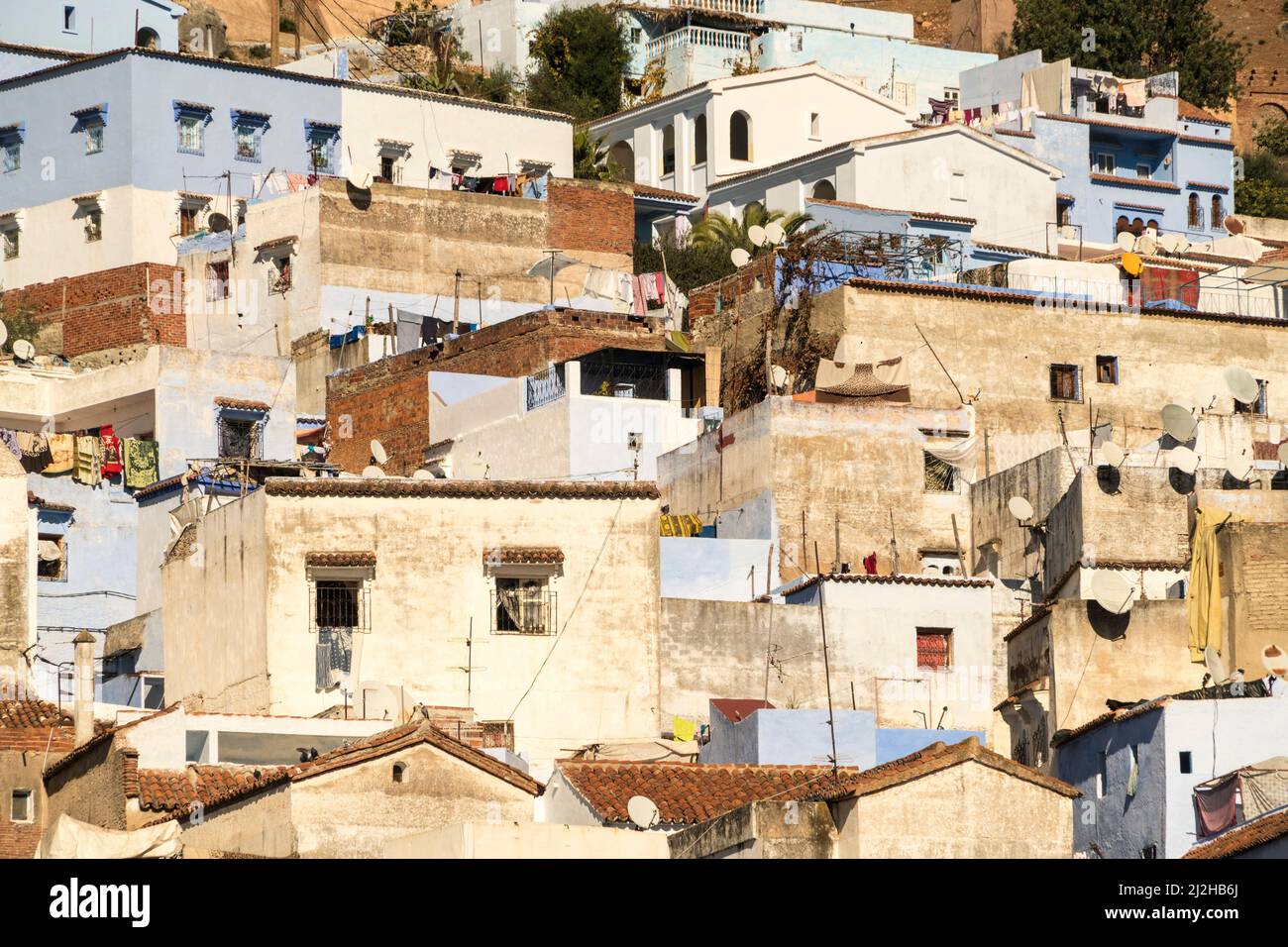Maroc, Chefchaouen, maisons traditionnelles à flanc de colline Banque D'Images