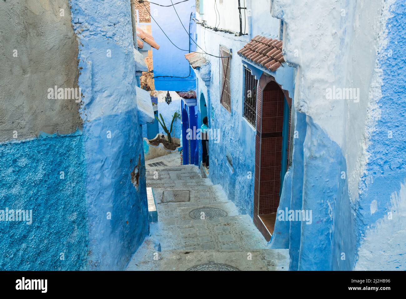 Maroc, Chefchaouen, ruelle étroite et maisons bleues traditionnelles Banque D'Images
