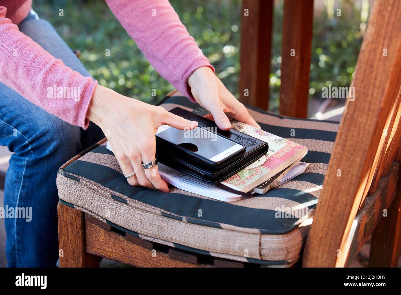 Femme saisissant pile de livres et smartphone Banque D'Images