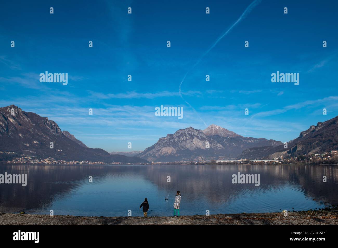 Italie, garçons, jets de pierres dans le lac Banque D'Images