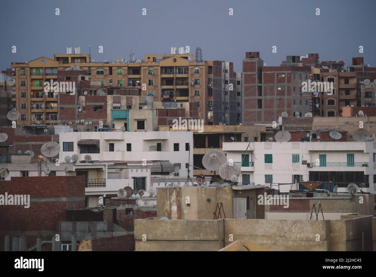 Coucher de soleil vue sur la ville de Giza avec le ciel coloré et les bâtiments locaux Banque D'Images