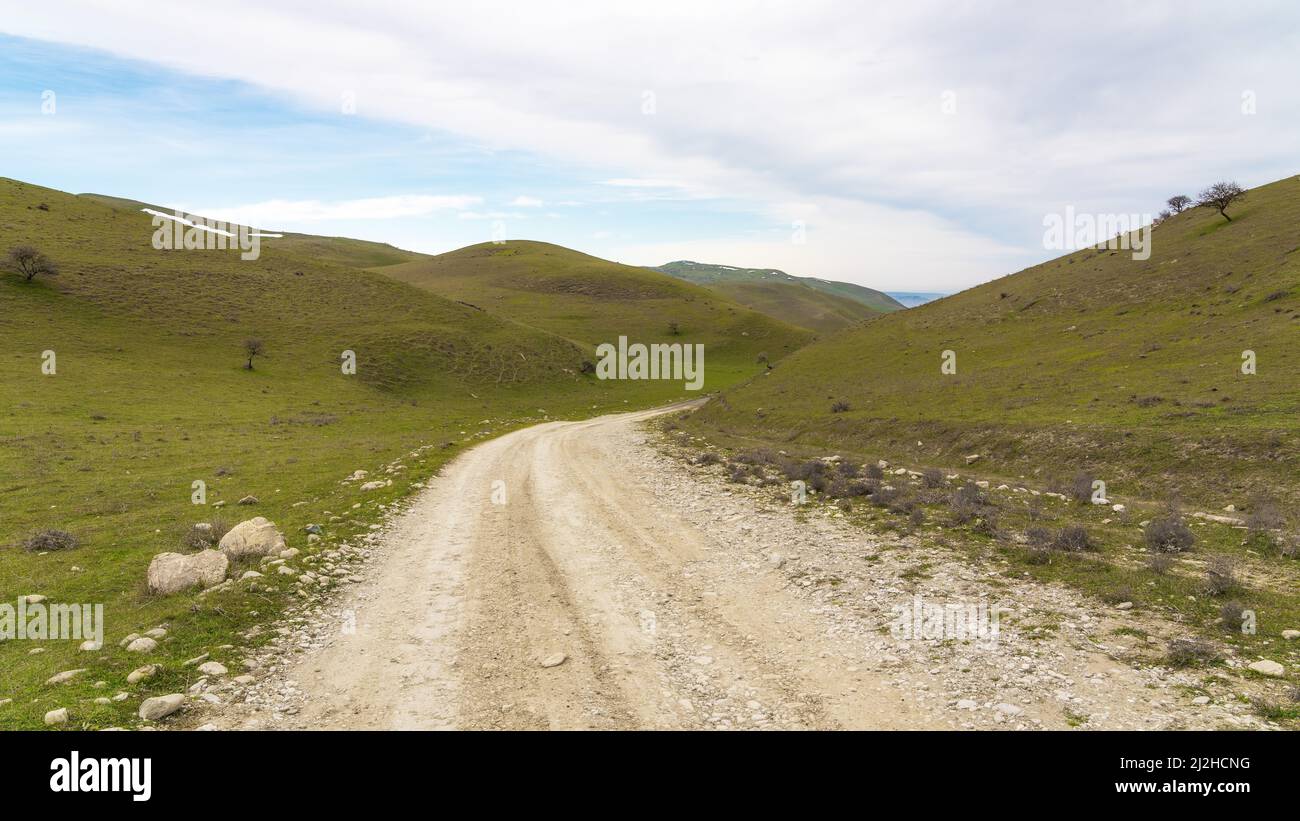 Route de terre dans les montagnes Banque D'Images