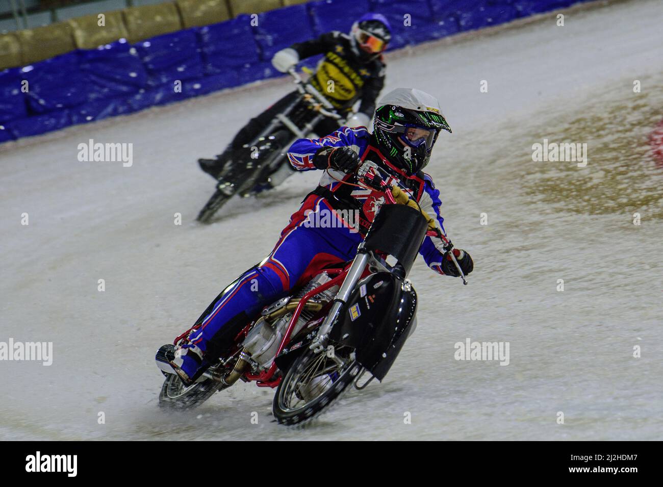 Heerenveen, pays-Bas. 1st avril 2022. HEERENVEEN, T.-N.-L. AVR 1. Robert Irving (blanc) dirige Annica Karlsson (bleu) pendant le ROLOEF THIJS BOKAAL à Ice Rink Thialf, Heerenveen le vendredi 1st avril 2022. (Credit: Ian Charles | MI News) Credit: MI News & Sport /Alay Live News Banque D'Images