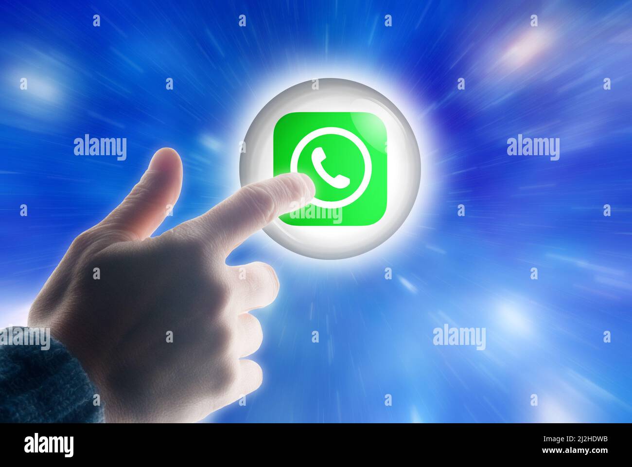 main touchant un bouton avec une icône whatsapp Banque D'Images