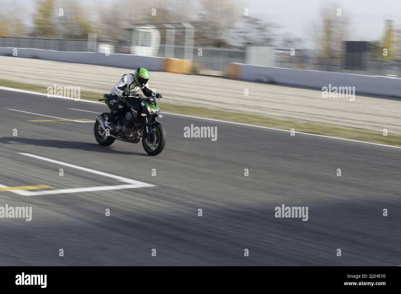 Un gros plan d'un motocycliste sur sa moto sur la piste à vitesse rapide dans une course Banque D'Images