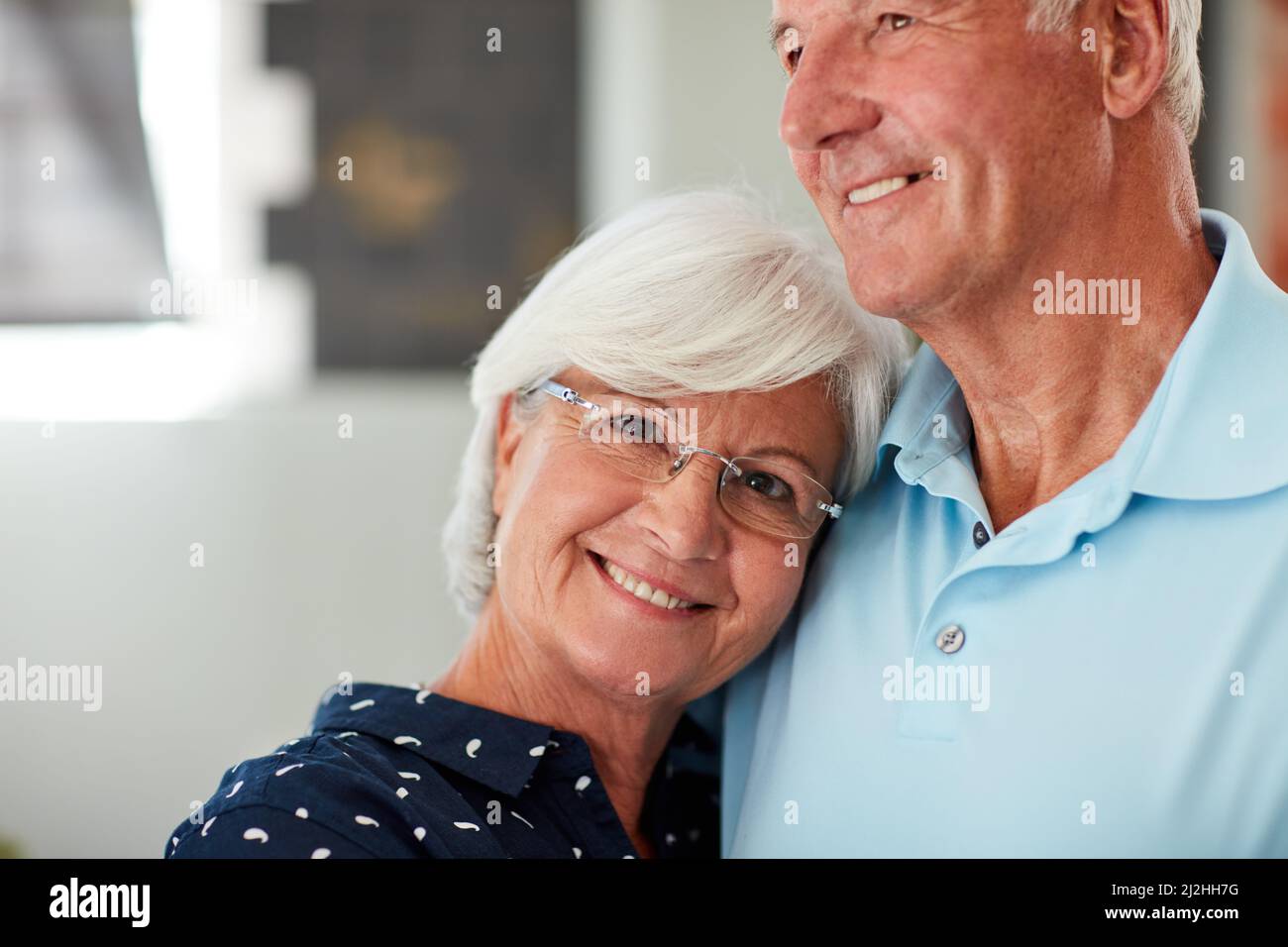 ITA difficile de trouver l'amour thatll pour toujours. Photo courte d'un couple senior debout ensemble. Banque D'Images