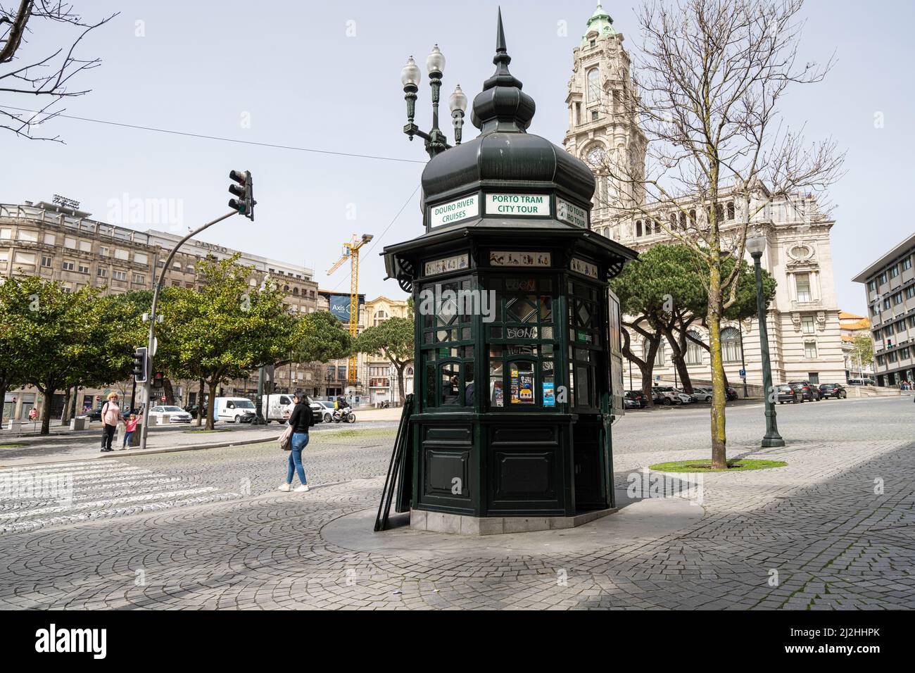 Porto, Portugal. Mars 2022. Un ancien kiosque dans une rue du centre-ville Banque D'Images