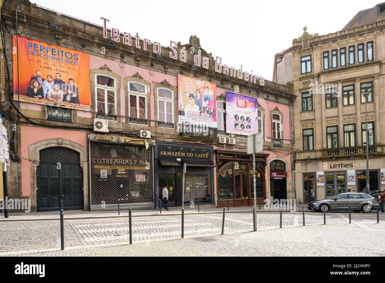 Porto, Portugal. Mars 2022. Vue extérieure du théâtre sa da Bandeira dans le centre-ville Banque D'Images