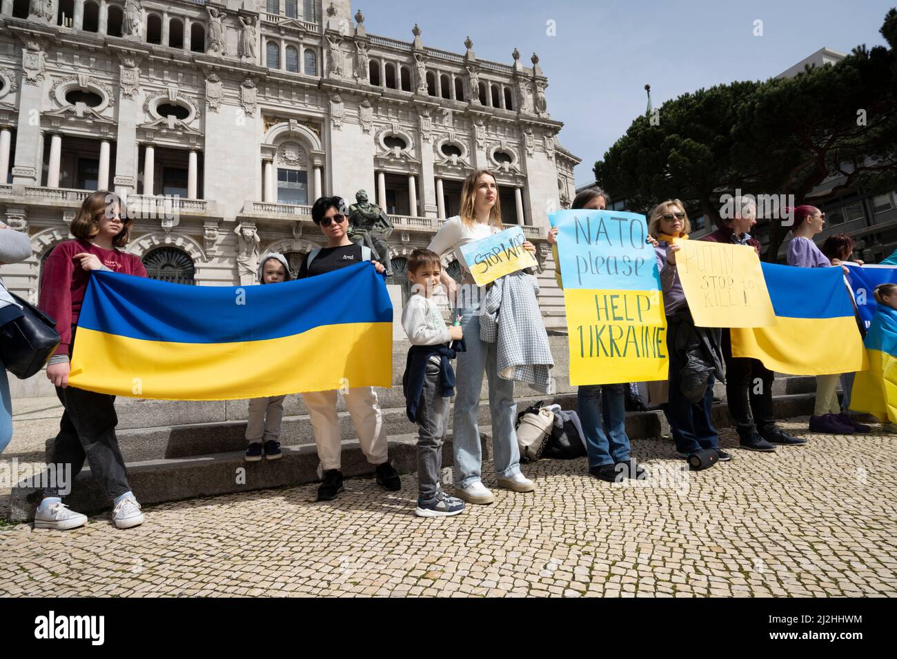 Porto, Portugal. 20 mars 2022. Un groupe d'Ukrainiens manifestant en faveur de l'Ukraine devant la mairie du centre-ville Banque D'Images