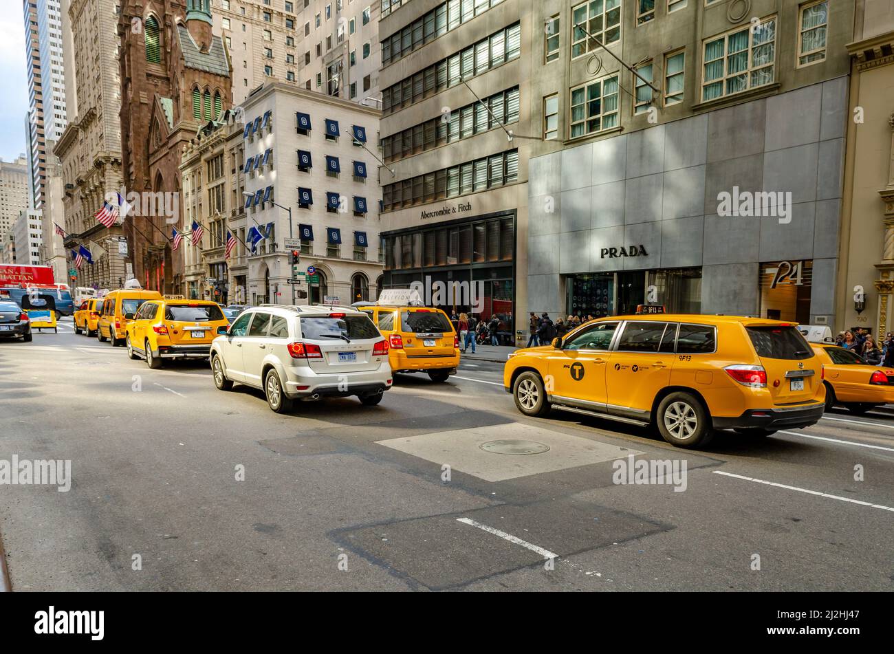 Taxis Cabs et voitures à Fifth Avenue, vue arrière du côté, Prada et Abercrombie & Fitch magasins dans le fond, les gens marchent sur le trottoir, New y Banque D'Images