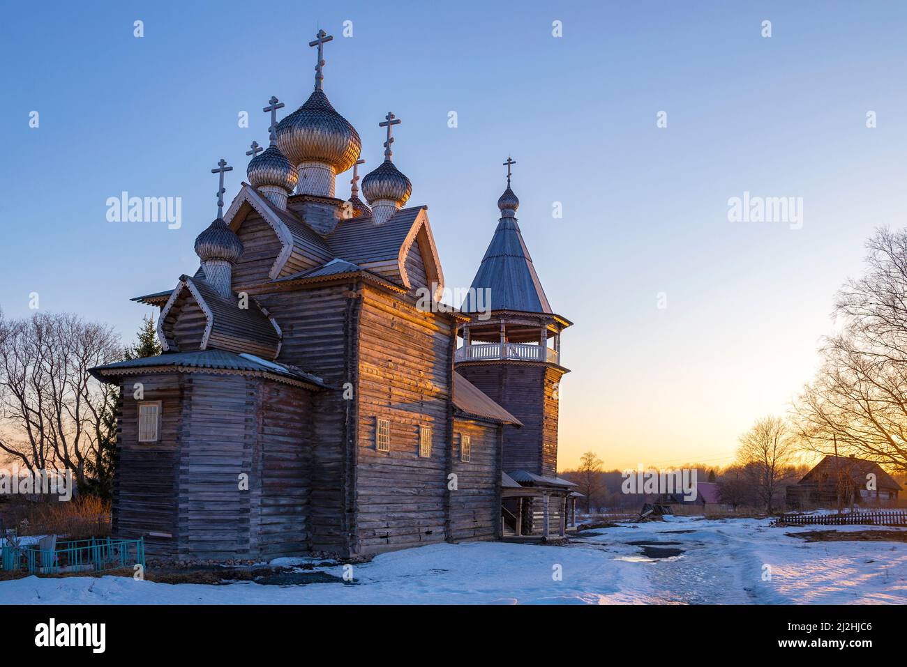 Avril coucher de soleil à l'ancienne église de Dmitry Solunsky Myrrh-streaming. Le village de Shcheleyki. Leningrad Region, Russie Banque D'Images