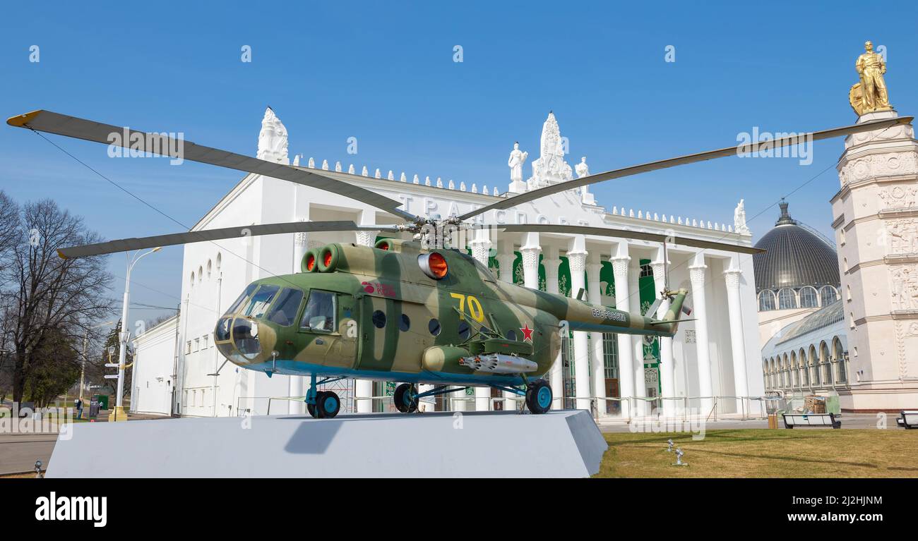 MOSCOU, RUSSIE - 14 AVRIL 2022 : hélicoptère multi-usage soviétique mi-8 au pavillon des transports, le jour d'avril. Centre d'exposition All-Russia Banque D'Images MOSCOU, RUSSIE - 14 AVRIL 2022 : hélicoptère multi-usage soviétique mi-8 au pavillon des transports, le jour d'avril. Centre d'exposition All-Russia Banque D'Images