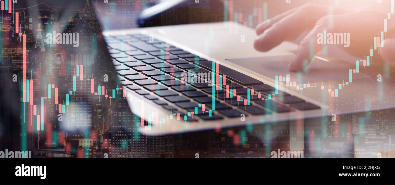 finance trading sur ordinateur. crypto marché de devises bougies. médias mixtes technologie finance bannière Banque D'Images