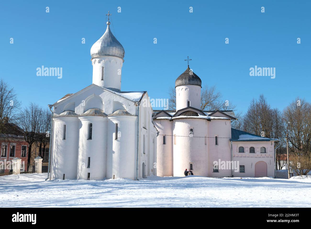 Les anciennes églises de Procopius le Grand Martyr et les femmes porteuses de myrrhe sur la Cour de Yaroslav le jour ensoleillé de mars. Veliky Novgorod, Russie Banque D'Images