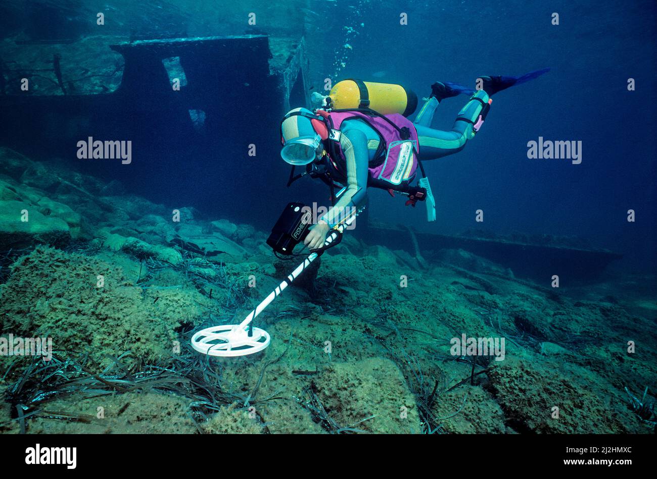 Plongée sous-marine à la recherche d'un détracteur en métal sur un naufrage submergé, île de Ponza, Italie Banque D'Images