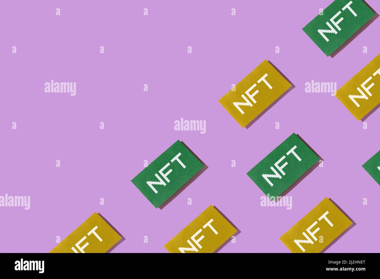 Innovations modernes de la chaîne de blocs NFT crypto-art. Motif avec espace de copie sur fond violet. Banque D'Images