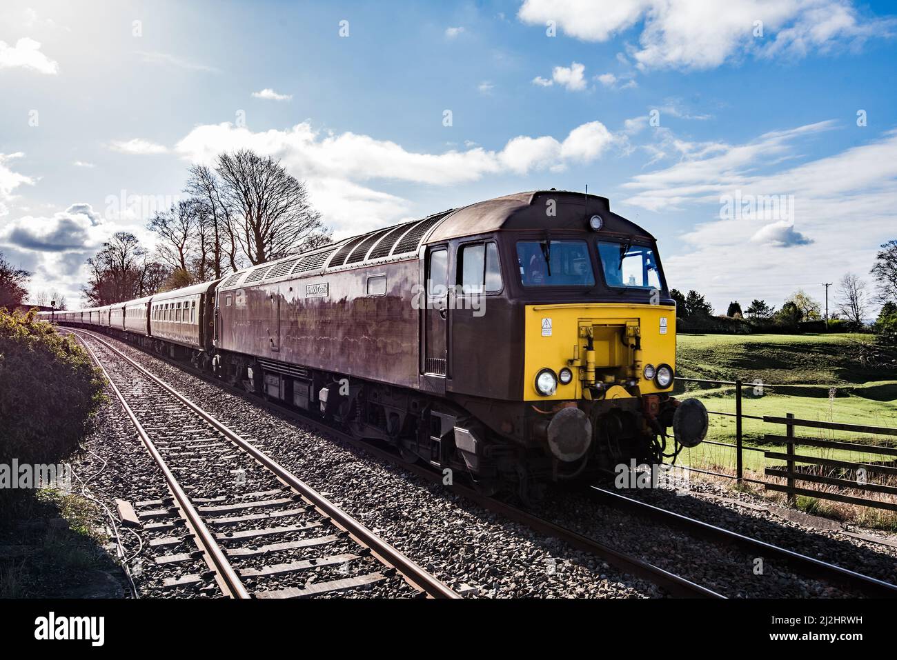 Du nord de Belle York à Carlisle transporté par une locomotive diesel-électrique de type 4 57316 Alnwick Castle passant par long Preston dans le North Yorkshire 2/4/22 Banque D'Images