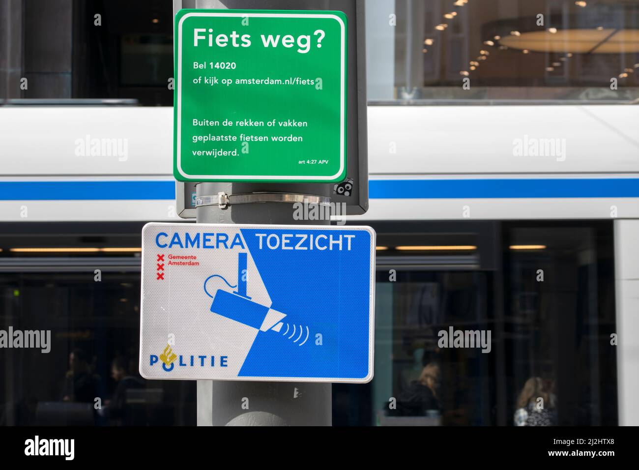 Panneau d'avertissement parking vélo et surveillance par caméra à Amsterdam, pays-Bas 14-3-2022 Banque D'Images
