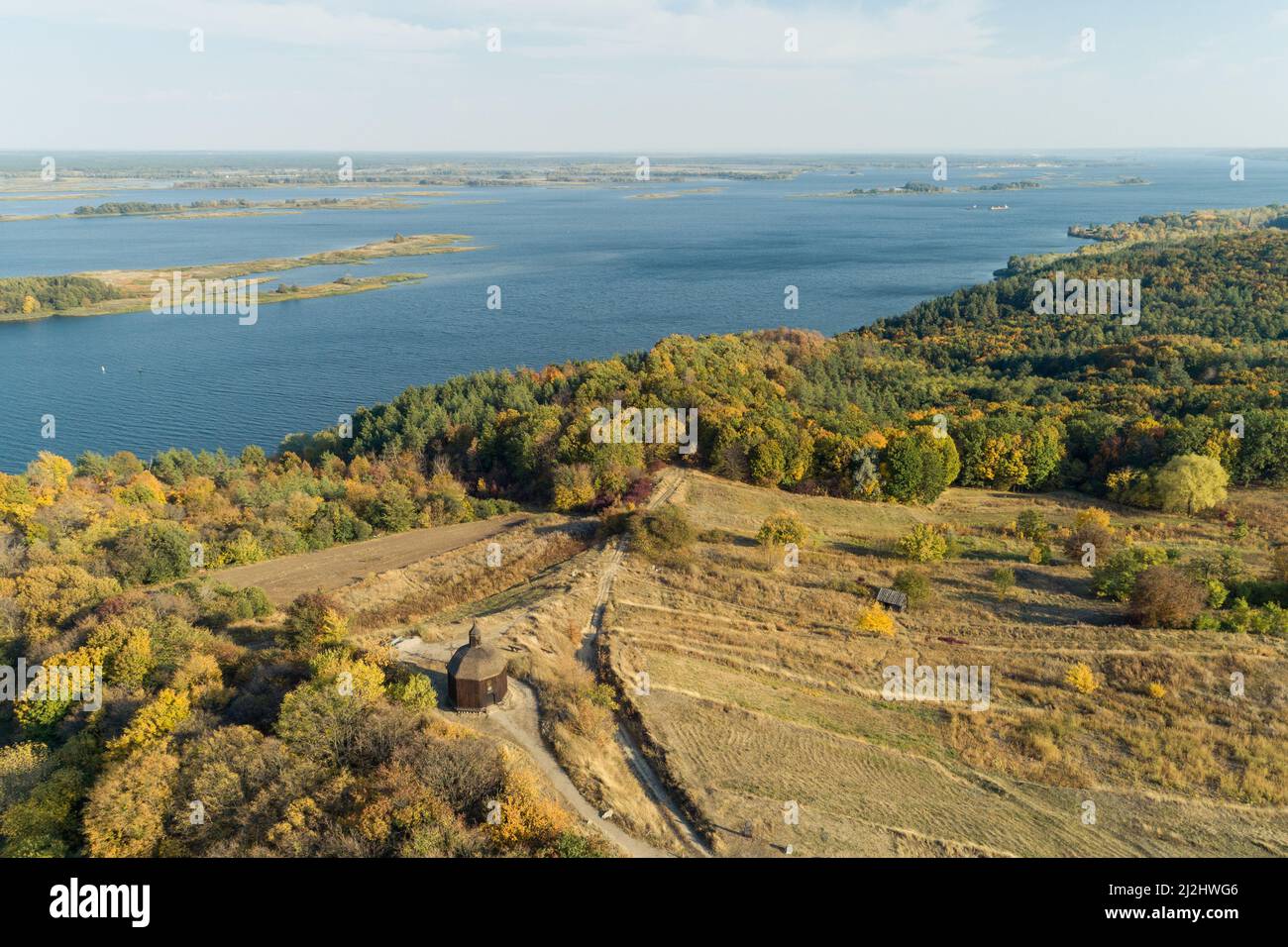 Automne magnifique vue panoramique aérienne de Vitachov (Vytachov) sur un fleuve Dneper, Ukraine. Excursions d'une journée autour de Kiev, Ukraine Banque D'Images