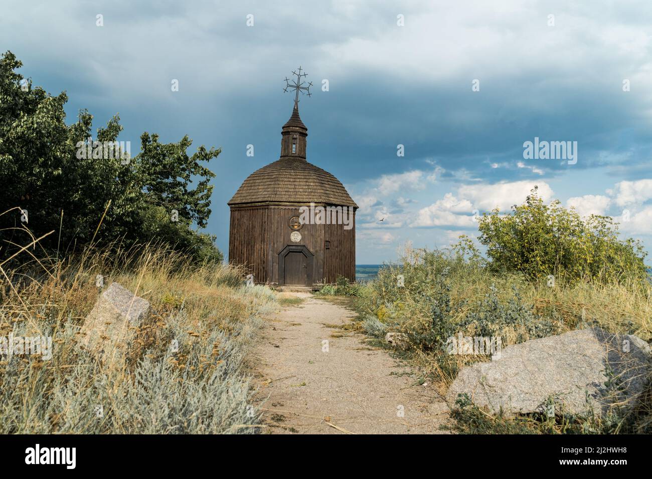 Paysage d'une petite église en bois sur une colline avec une vue magnifique sur une rivière Dneper à Vitachov (Vytachov), Ukraine. Excursions d'une journée à Kiev, Royaume-Uni Banque D'Images