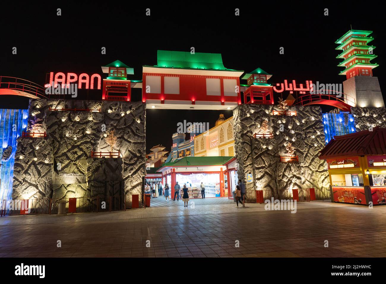 Dubaï, Dubaï, Émirats arabes Unis - 3.22.2022 : une photo du Pavillon du Japon au marché Global Village à Dubaï, dans les Émirats arabes Unis, la nuit. » Banque D'Images