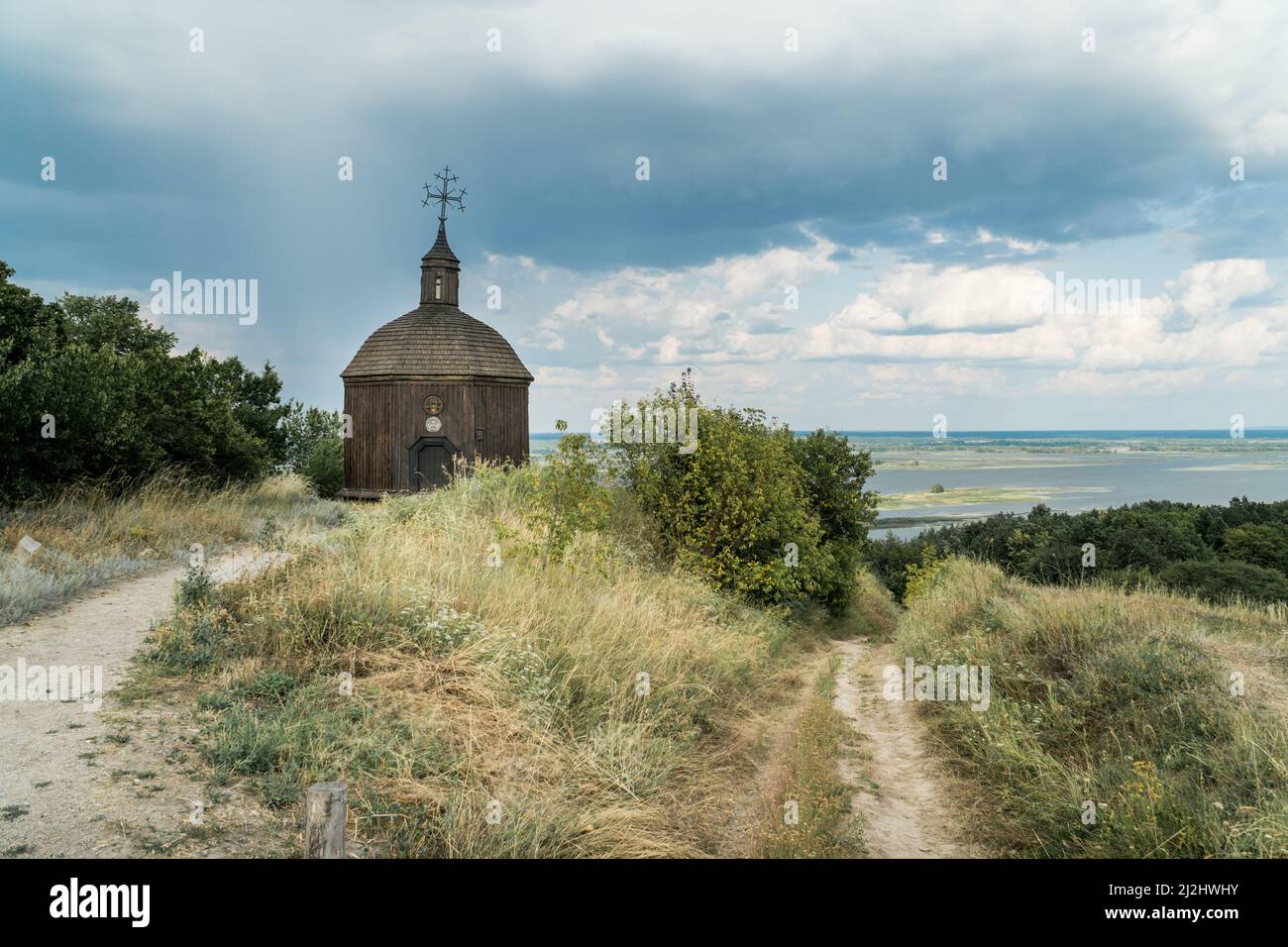 Paysage d'une petite église en bois sur une colline avec une vue magnifique sur une rivière Dneper à Vitachov (Vytachov), Ukraine. Excursions d'une journée à Kiev, Royaume-Uni Banque D'Images