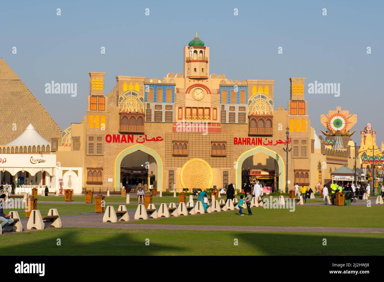 Dubaï, Dubaï, Émirats arabes Unis - 3.27.2018 pavillons de Bahreïn et d'Oman au marché Global Village Market de Dubaï, Émirats arabes Unis. Banque D'Images