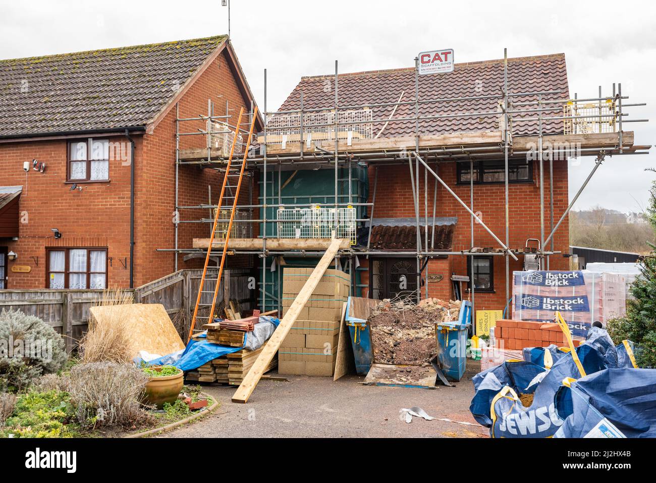 Woodbridge Suffolk Royaume-Uni février 22 2022: Échafaudage sur une maison résidentielle au Royaume-Uni pendant les travaux de construction sont effectués Banque D'Images